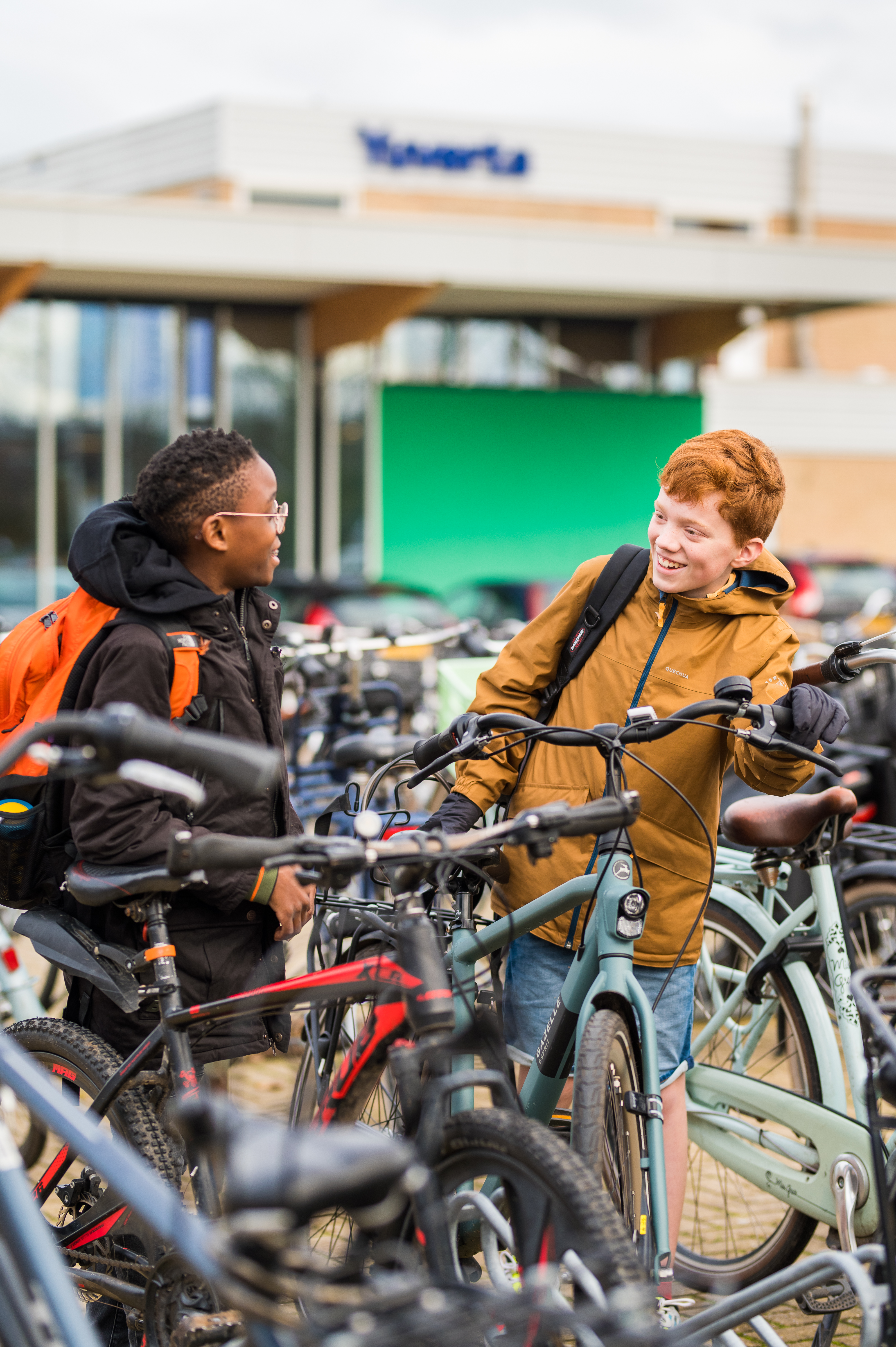 Meisje zittend op een bank voor kluisjes