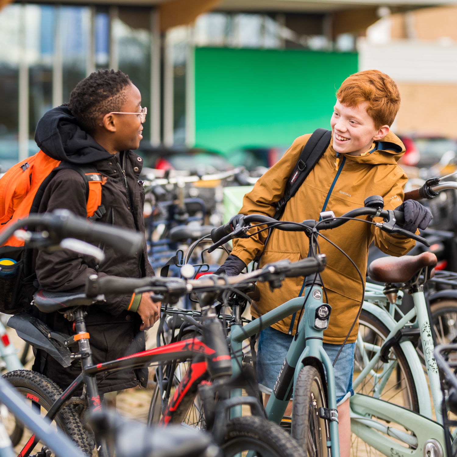 Meisje zittend op een bank voor kluisjes