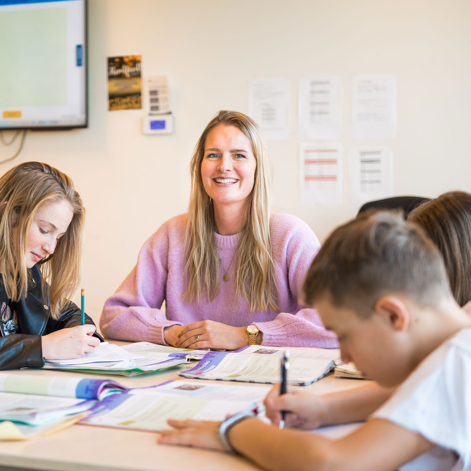 Meisje zittend op een bank voor kluisjes