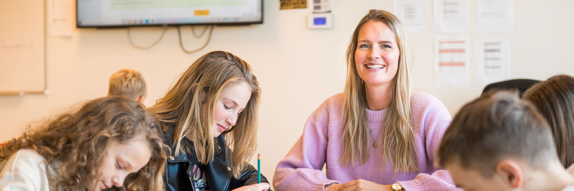 Een docent geeft les aan leerlingen