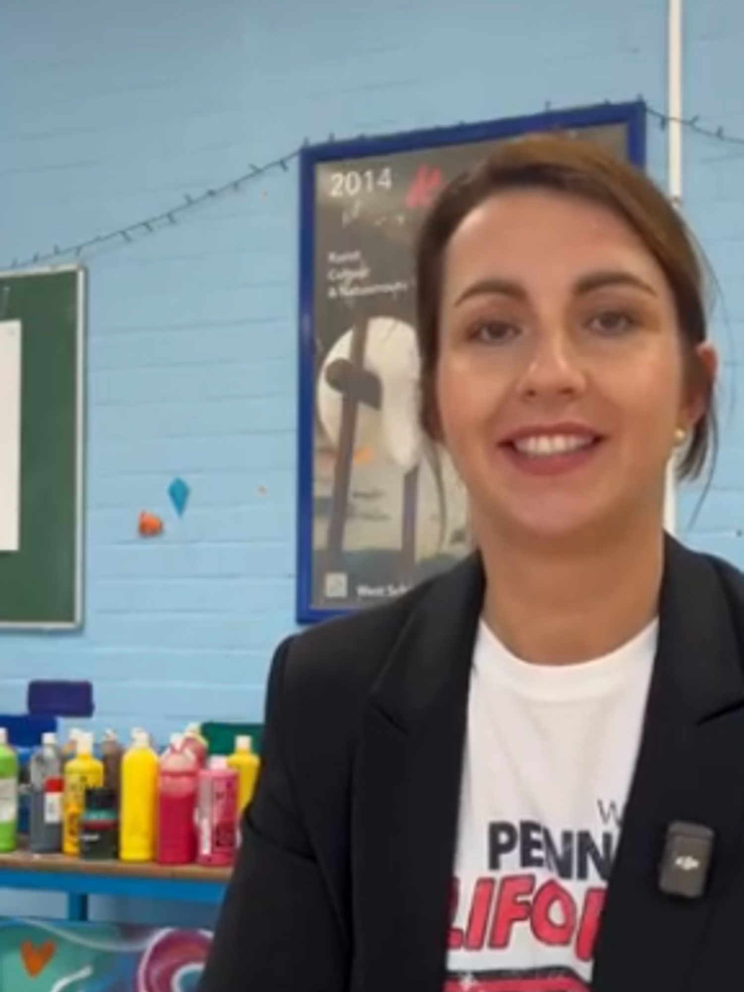 Twee leerlingen op een fiets doe vertrekken bij de middelbare school