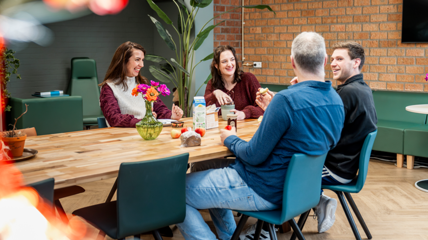 Docent leidt groep lachende studenten in klaslokaal