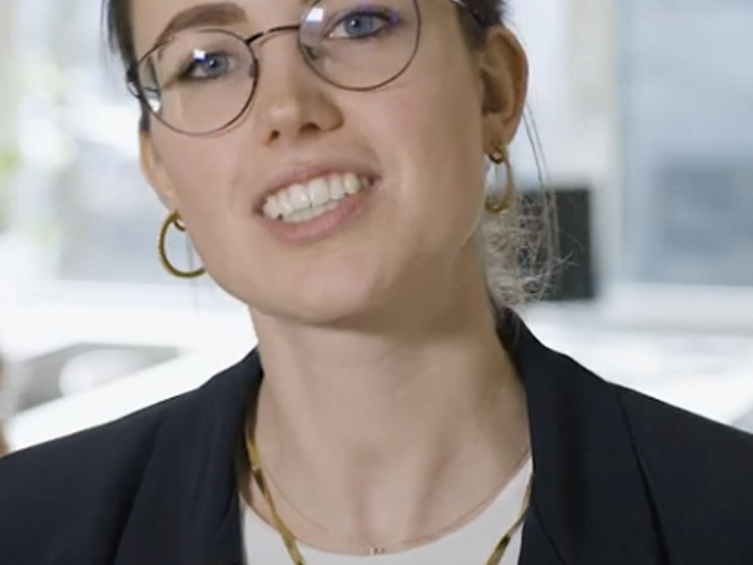 Leerling lachend voor een boekenkast