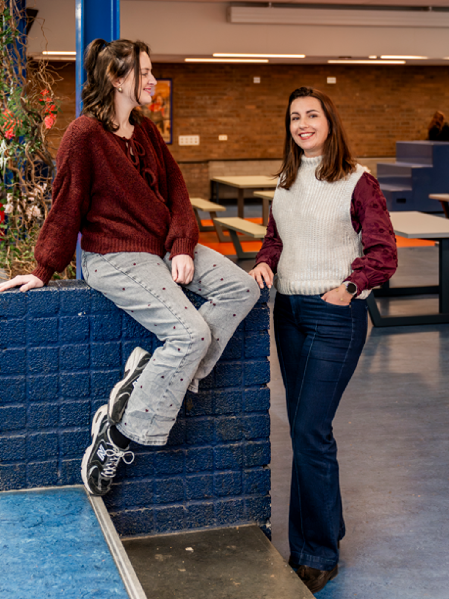 Docent leidt groep lachende studenten in klaslokaal