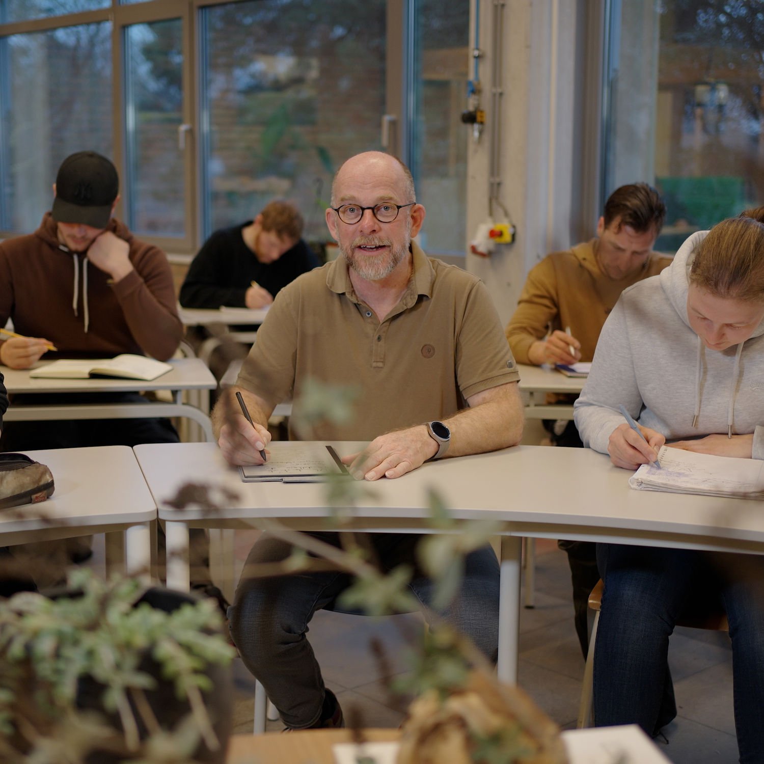 Meisje zittend op een bank voor kluisjes