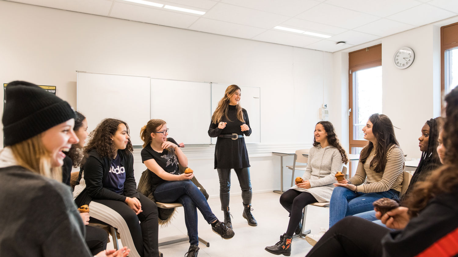 Meisje zittend op een bank voor kluisjes