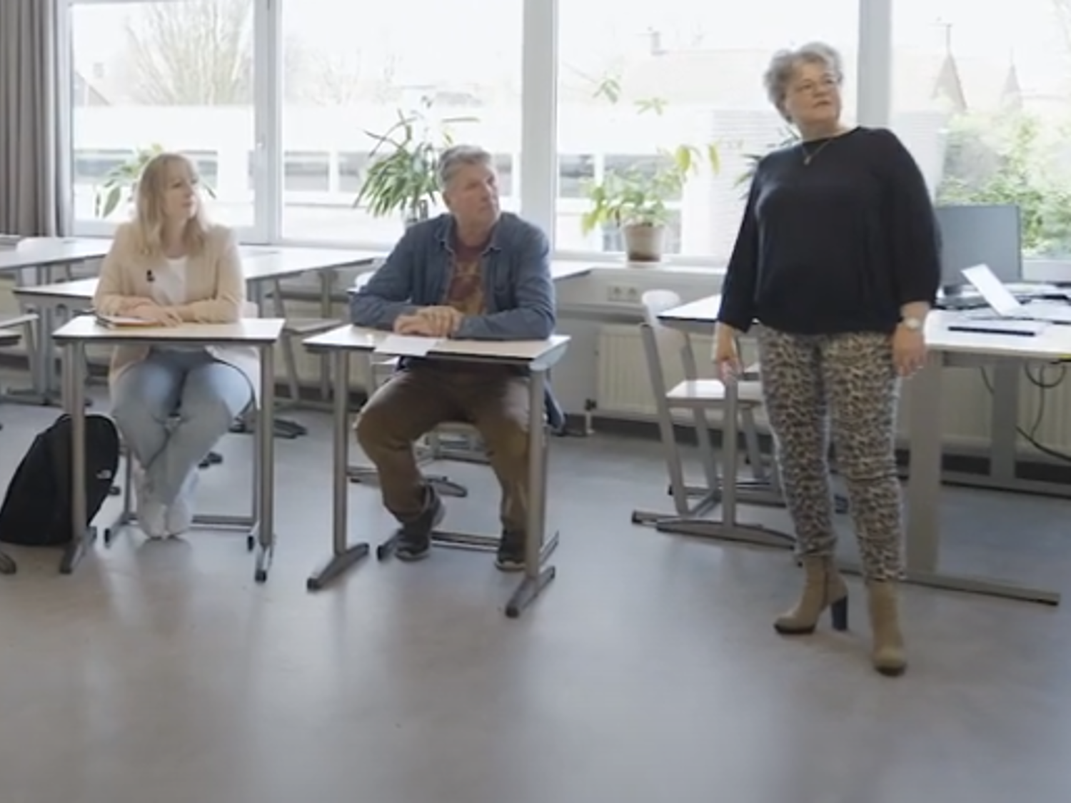 Bloemstudent in aanloop naar WorldSkills Lyon met de vlag van Yuverta