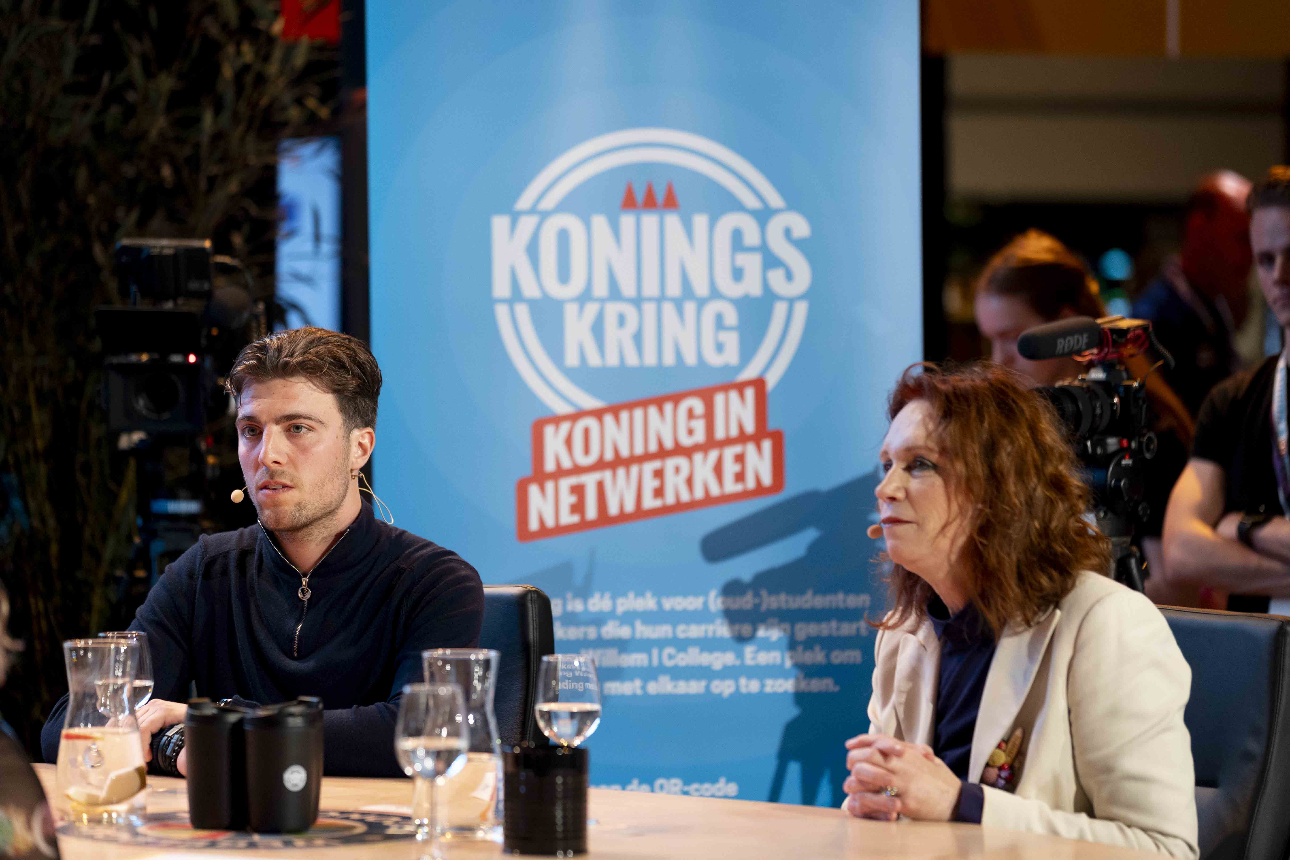 Docent van Yuverta vmbo Eindhoven neemt een vlog op met zijn eigen telefoon