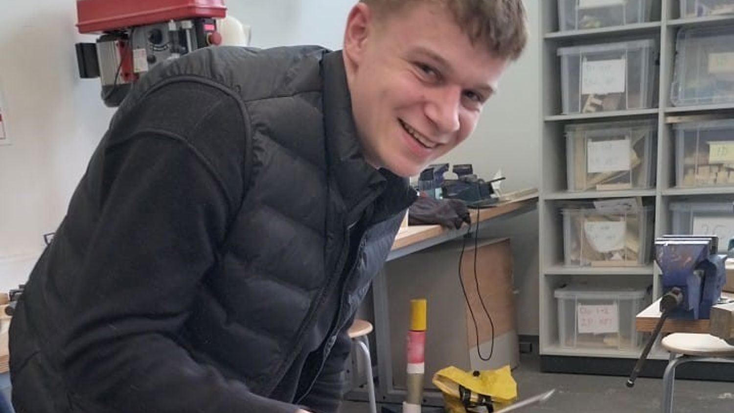 Meisje zittend op een bank voor kluisjes