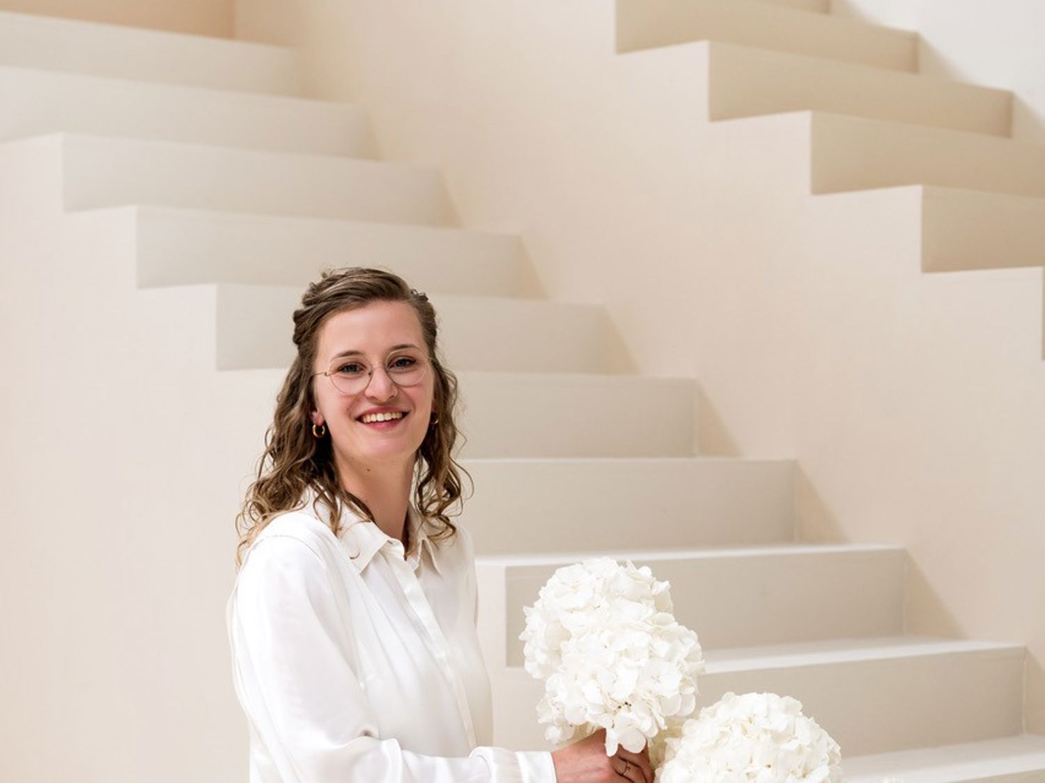 Meisje zittend op een bank voor kluisjes