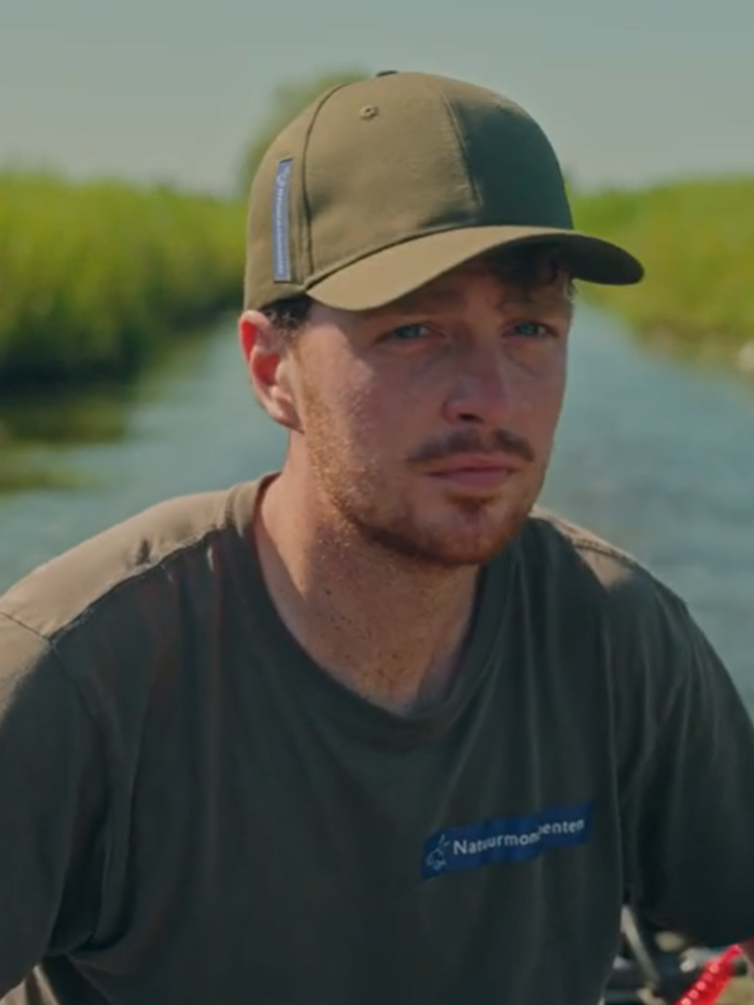 Docent van Yuverta vmbo Eindhoven neemt een vlog op met zijn eigen telefoon