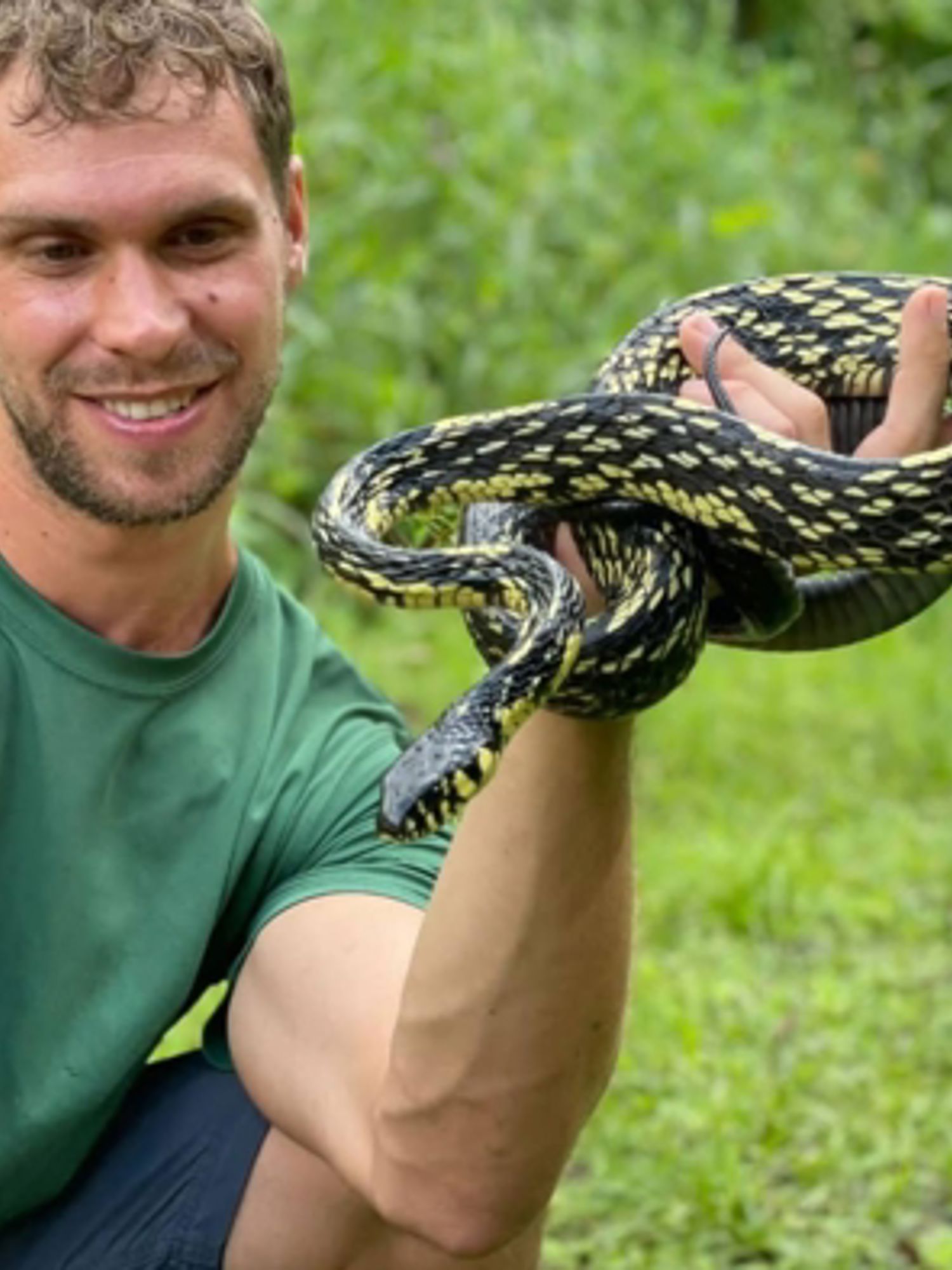 Meisje zittend op een bank voor kluisjes