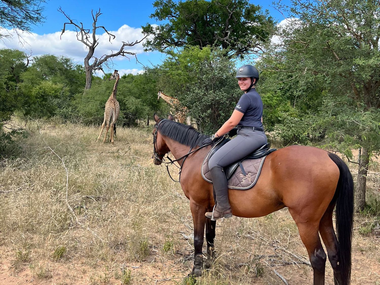Meisje zittend op een bank voor kluisjes