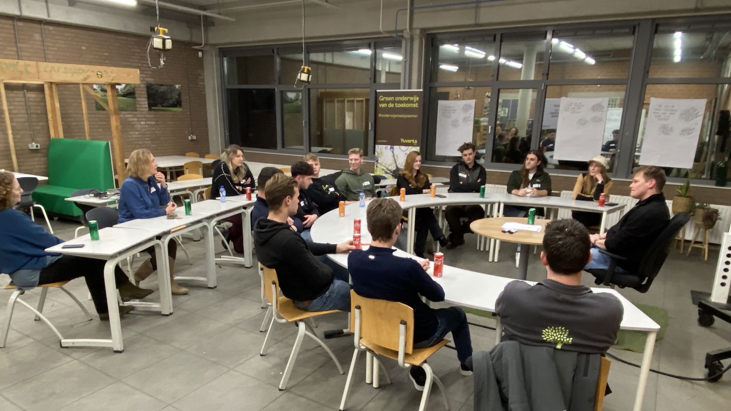 Meisje zittend op een bank voor kluisjes