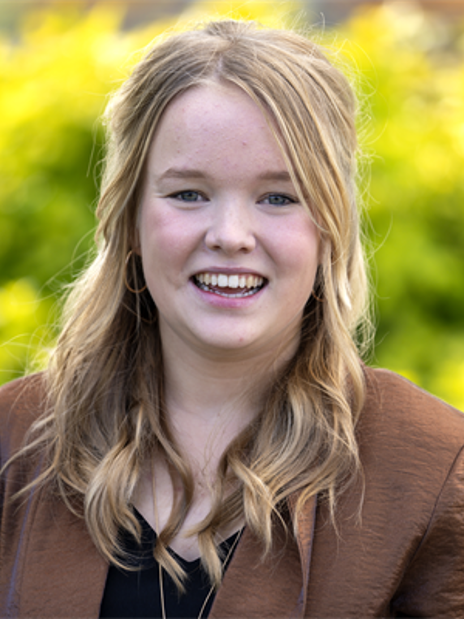 Meisje zittend op een bank voor kluisjes