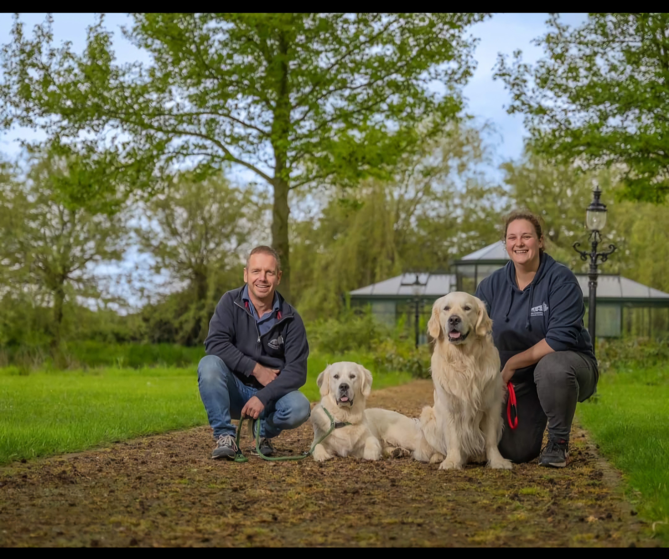 Meisje zittend op een bank voor kluisjes