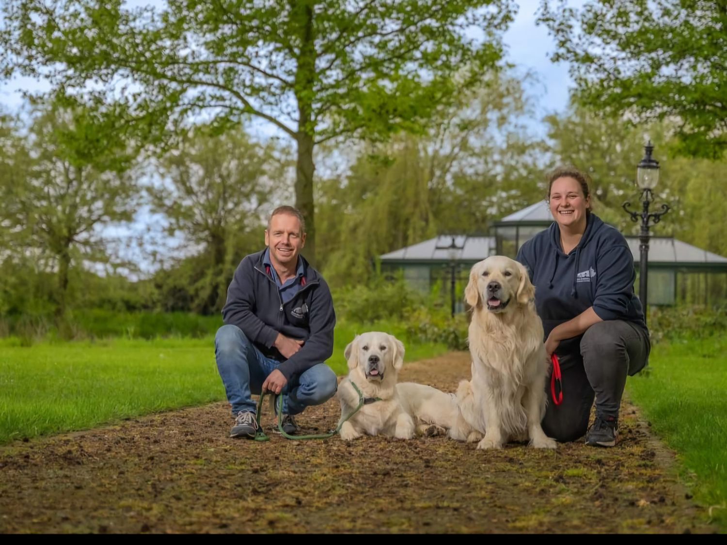 Meisje zittend op een bank voor kluisjes