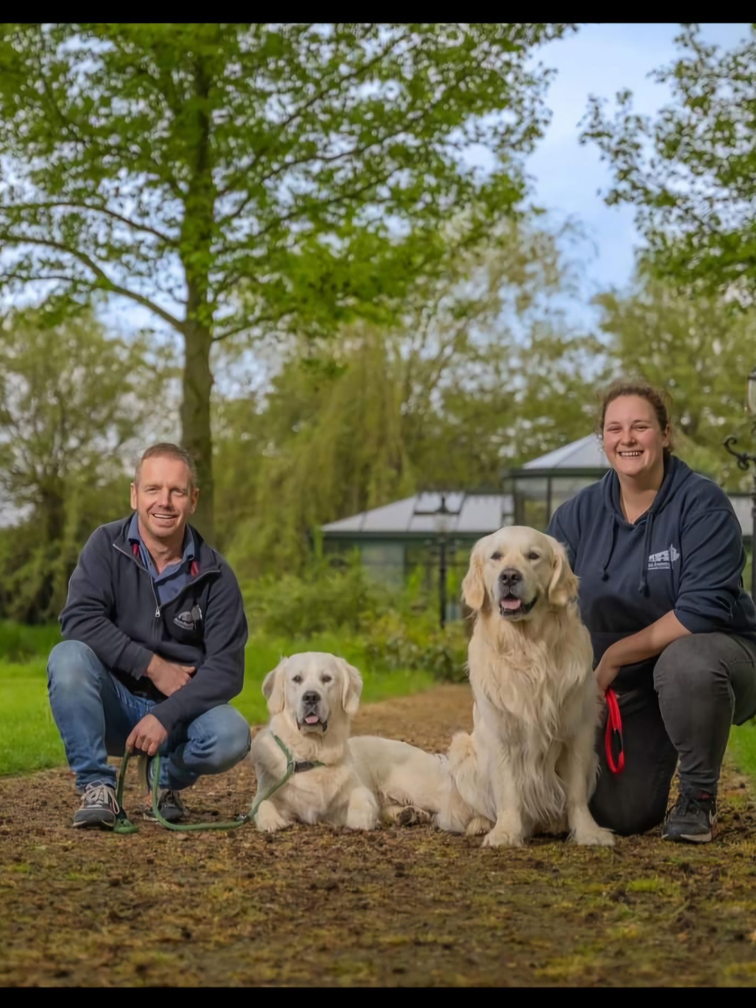 Meisje zittend op een bank voor kluisjes