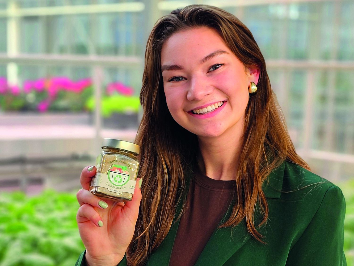 Meisje zittend op een bank voor kluisjes