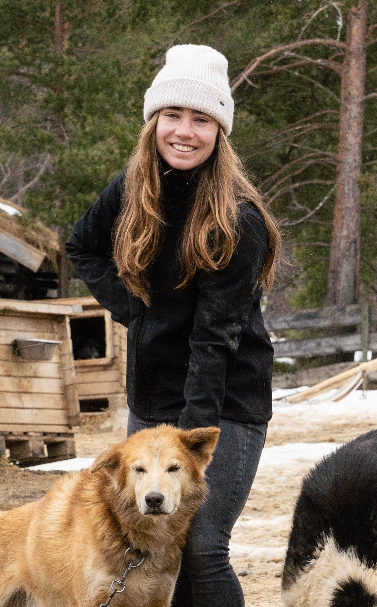 Meisje zittend op een bank voor kluisjes