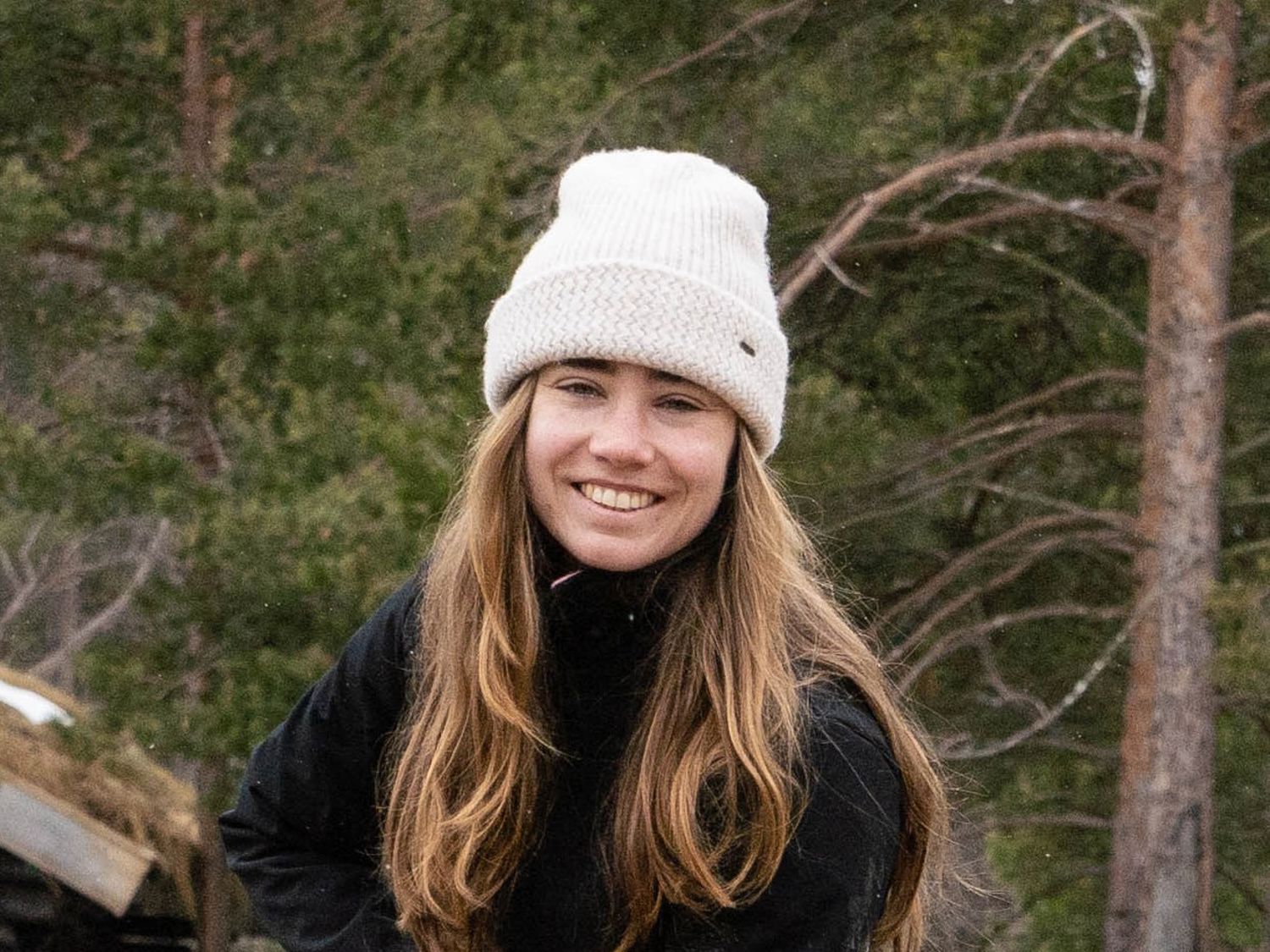 Meisje zittend op een bank voor kluisjes