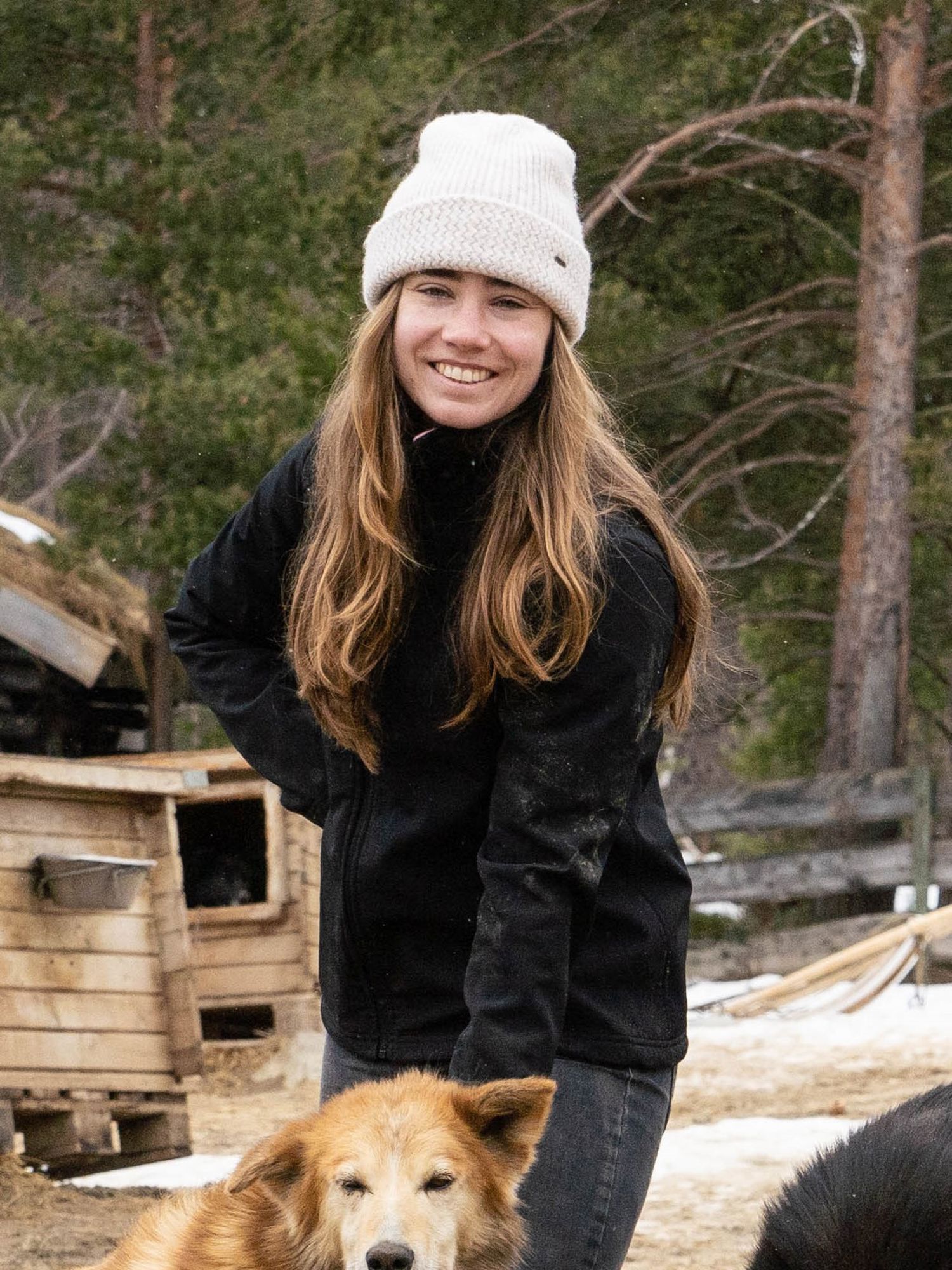 Meisje zittend op een bank voor kluisjes