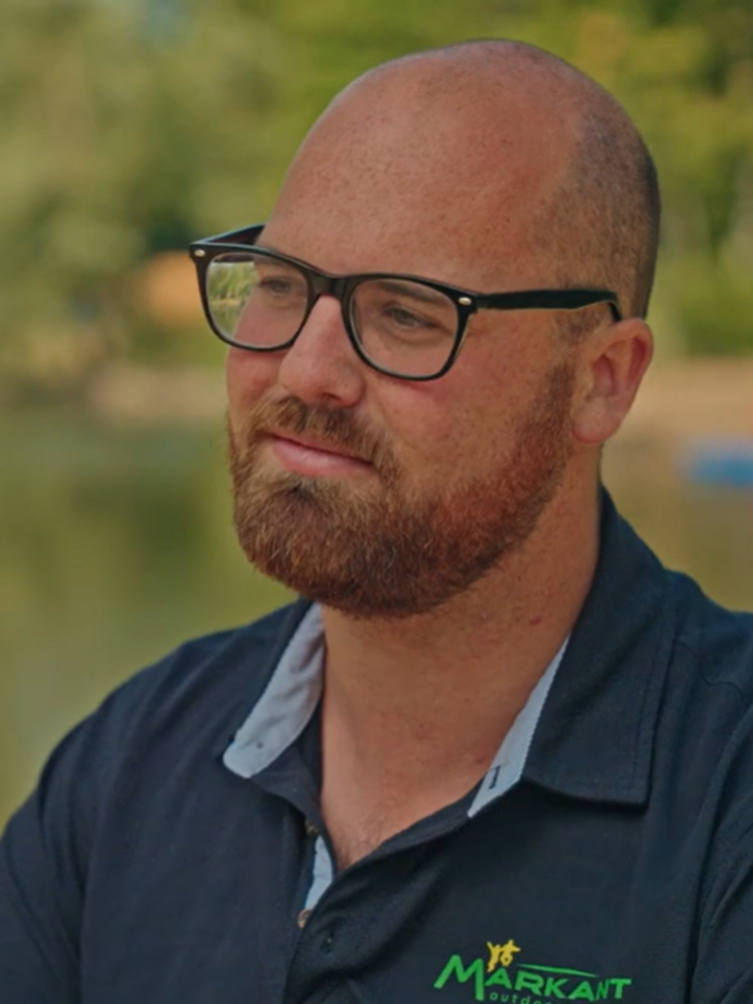 Docent van Yuverta vmbo Eindhoven neemt een vlog op met zijn eigen telefoon