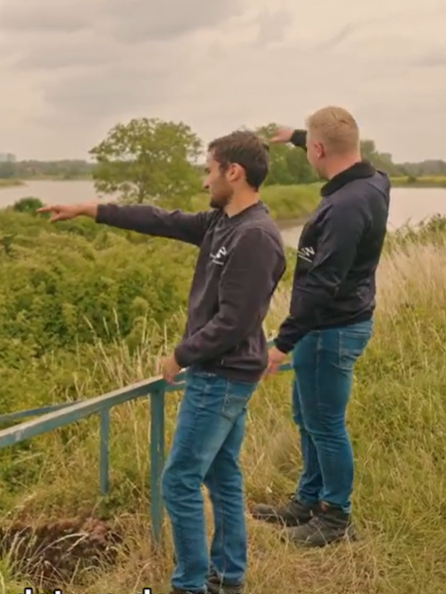 Docent van Yuverta vmbo Eindhoven neemt een vlog op met zijn eigen telefoon