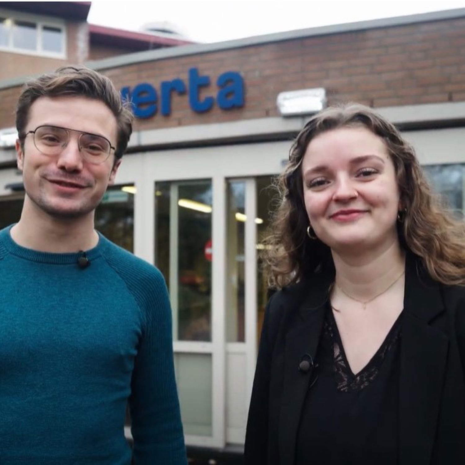 Docent van Yuverta vmbo Eindhoven neemt een vlog op met zijn eigen telefoon