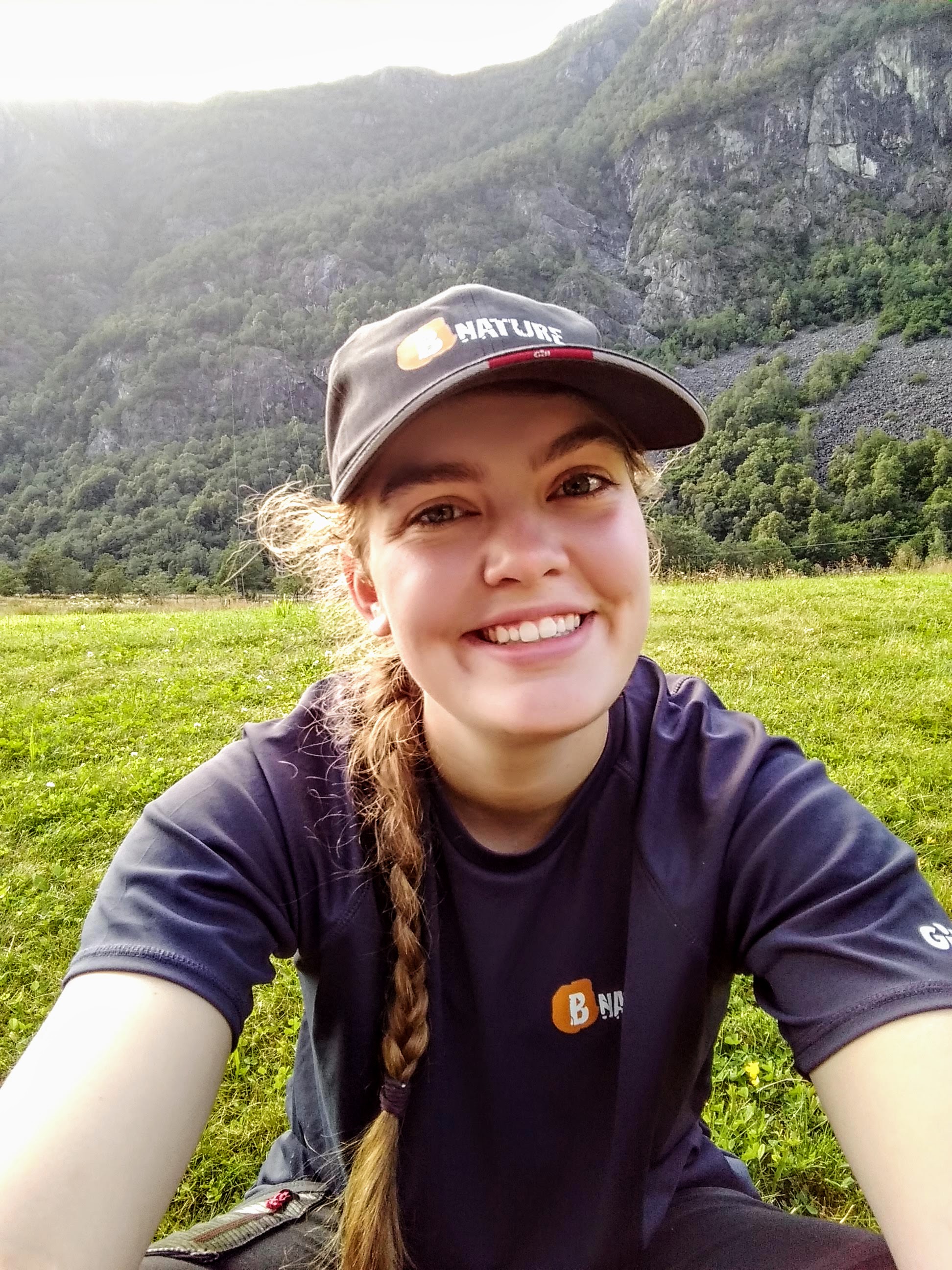 Meisje zittend op een bank voor kluisjes