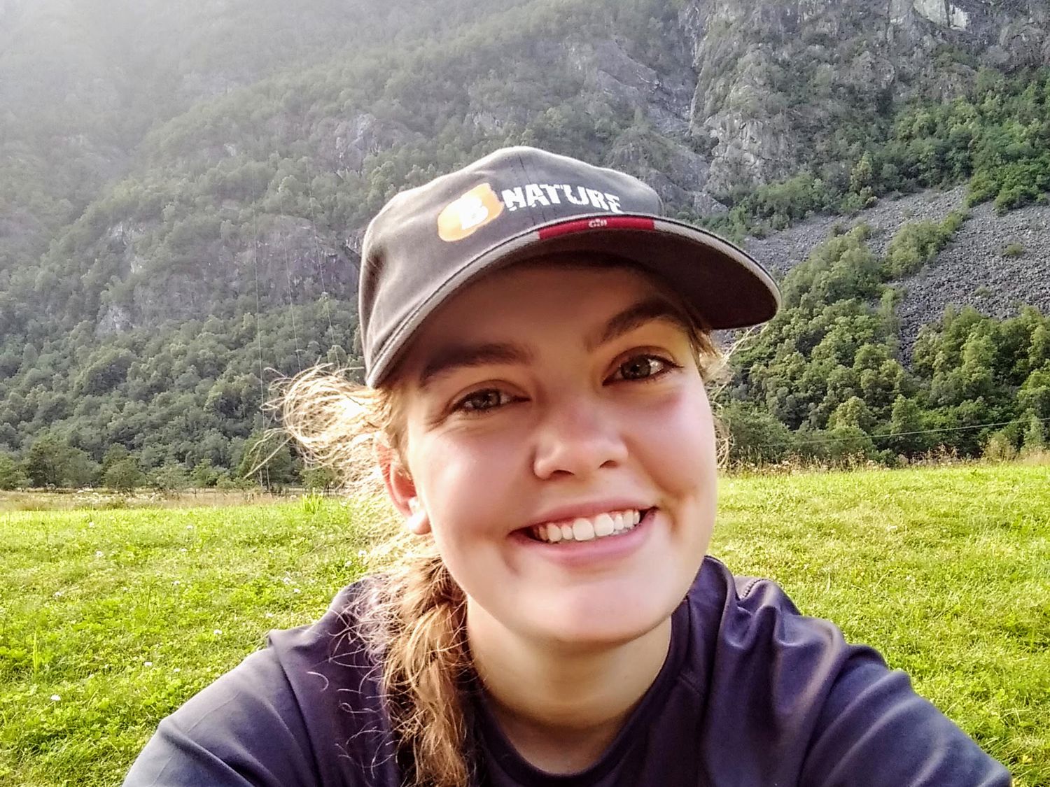 Meisje zittend op een bank voor kluisjes