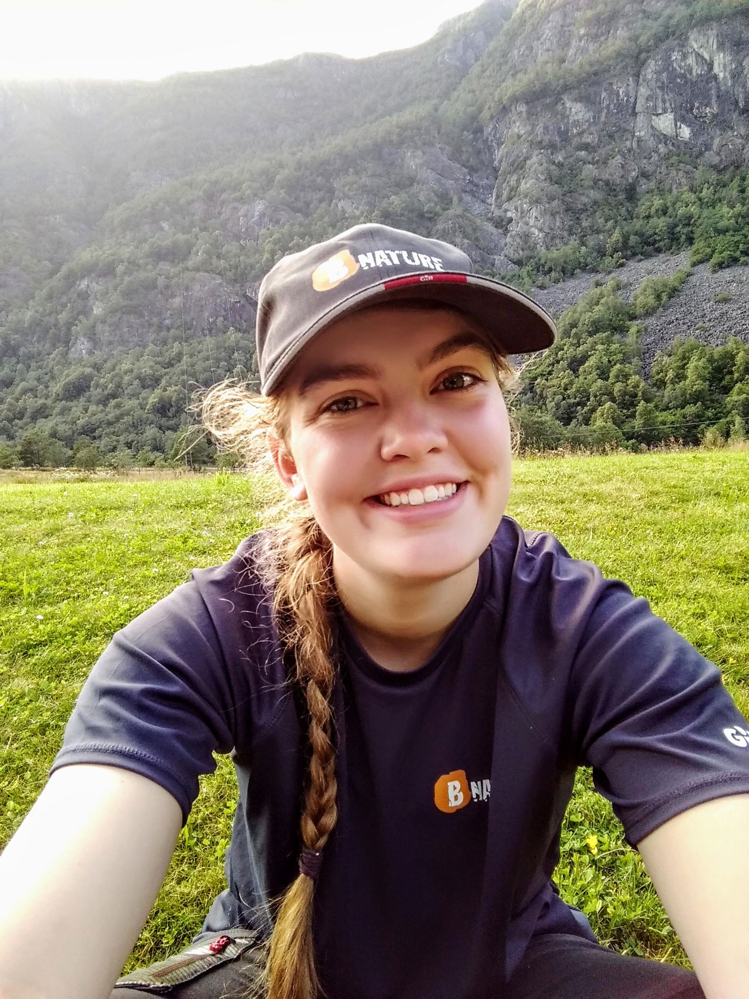 Meisje zittend op een bank voor kluisjes