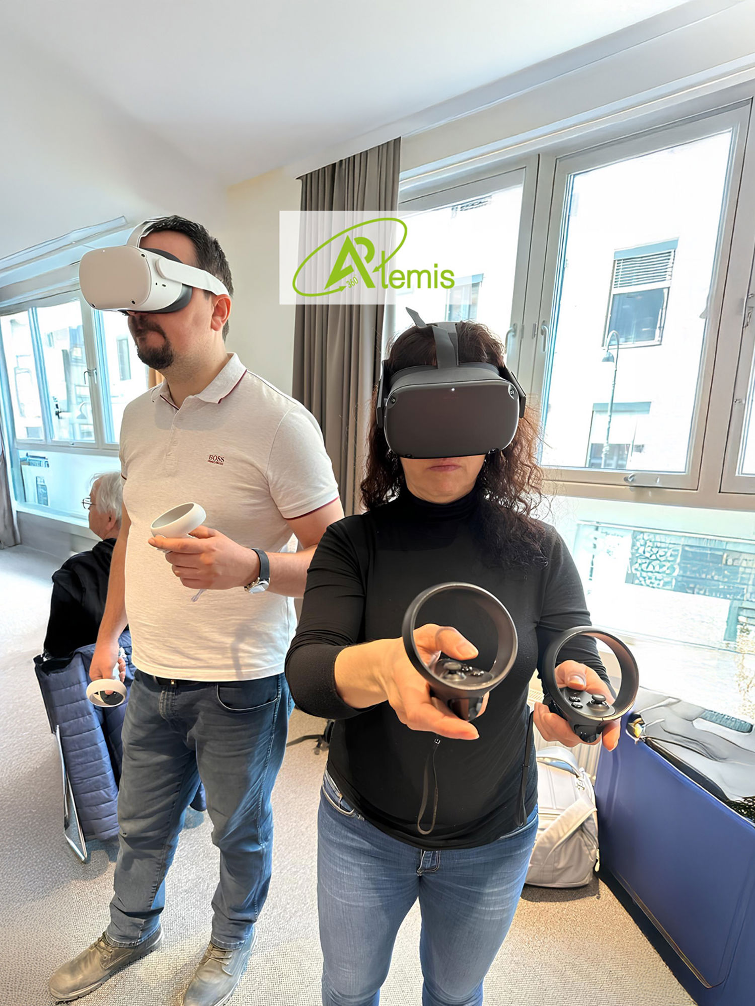 Meisje zittend op een bank voor kluisjes