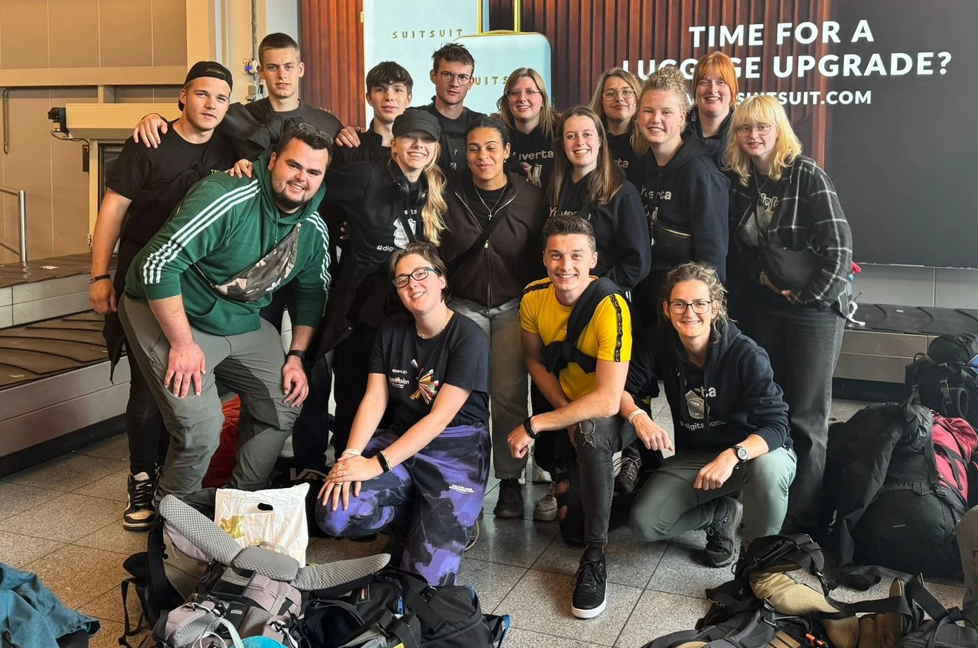 Bloemstudent in aanloop naar WorldSkills Lyon met de vlag van Yuverta