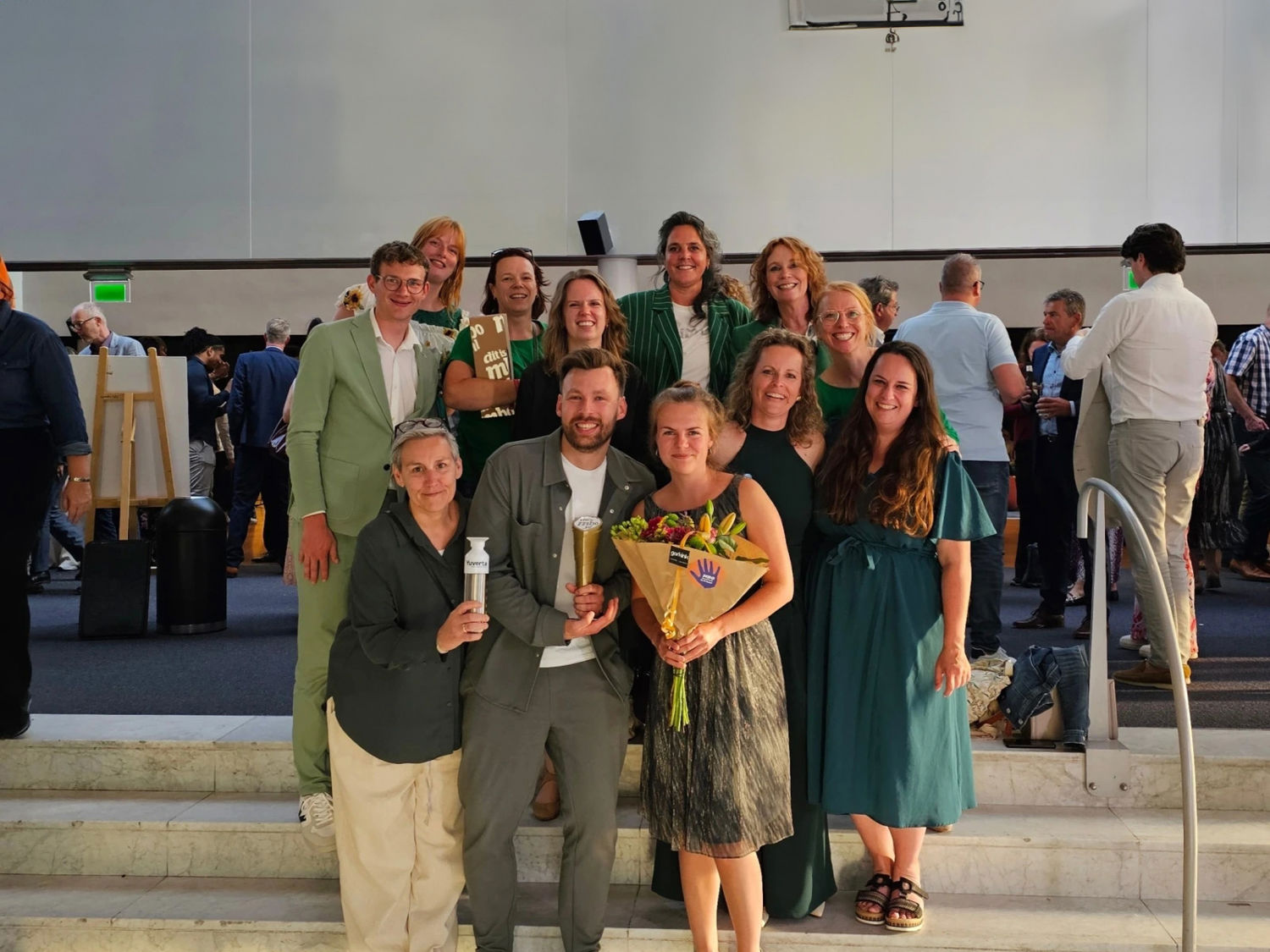 Leerling lachend voor een boekenkast