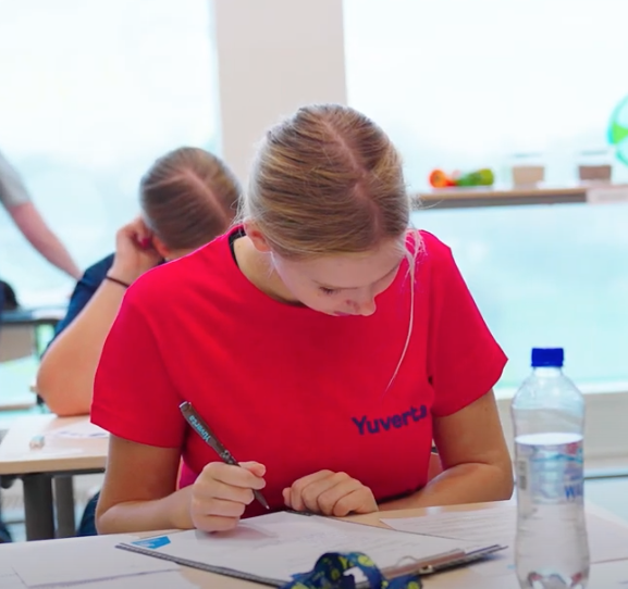 Docent van Yuverta vmbo Eindhoven neemt een vlog op met zijn eigen telefoon