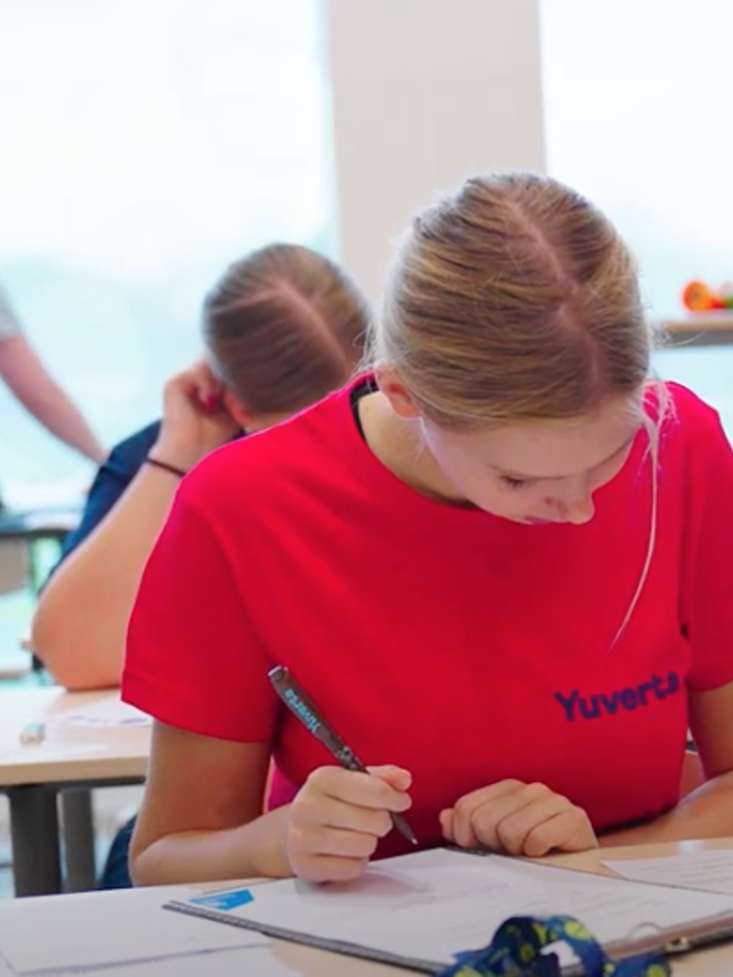 Docent van Yuverta vmbo Eindhoven neemt een vlog op met zijn eigen telefoon