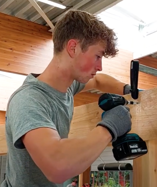 Docent van Yuverta vmbo Eindhoven neemt een vlog op met zijn eigen telefoon