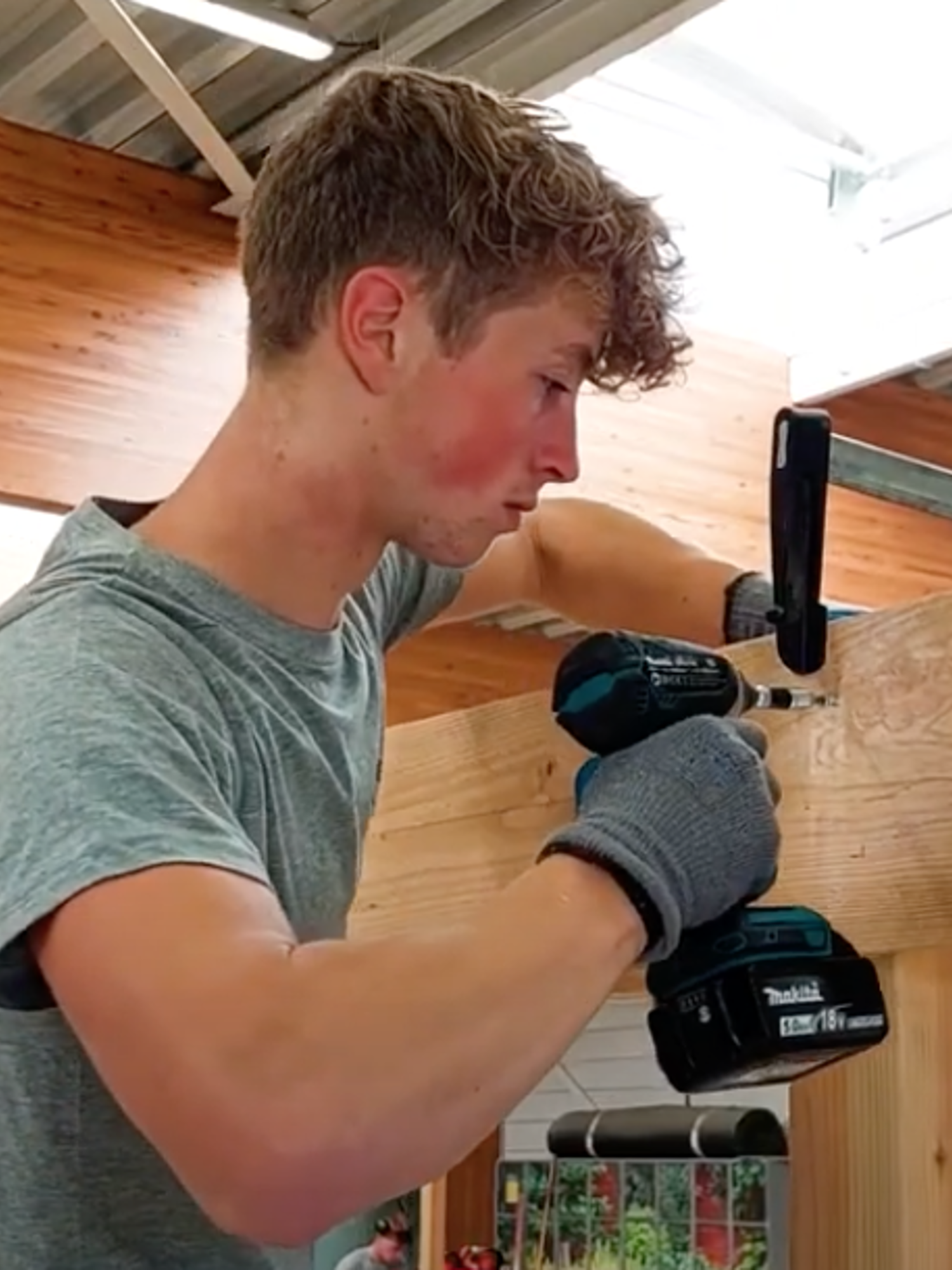 Docent van Yuverta vmbo Eindhoven neemt een vlog op met zijn eigen telefoon