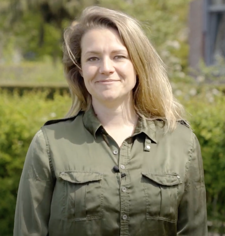 Docent van Yuverta vmbo Eindhoven neemt een vlog op met zijn eigen telefoon