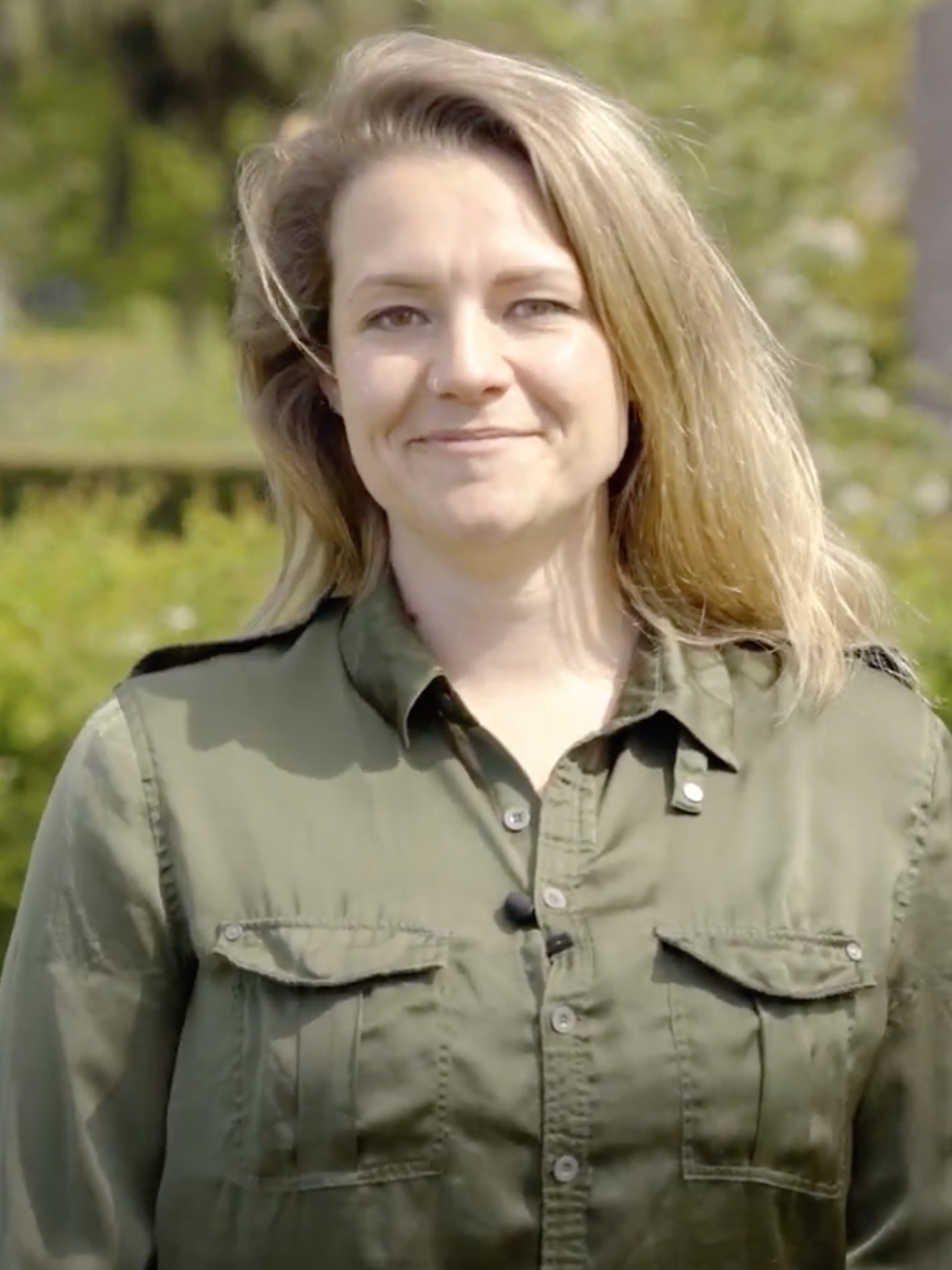 Docent van Yuverta vmbo Eindhoven neemt een vlog op met zijn eigen telefoon