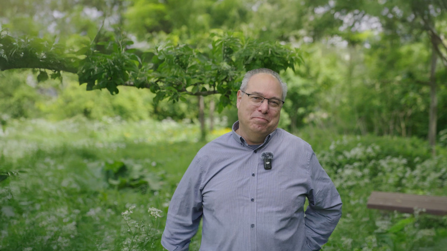 Drie studenten voeren wateronderzoek uit