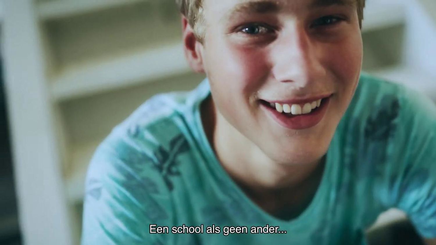 Meisje zittend op een bank voor kluisjes