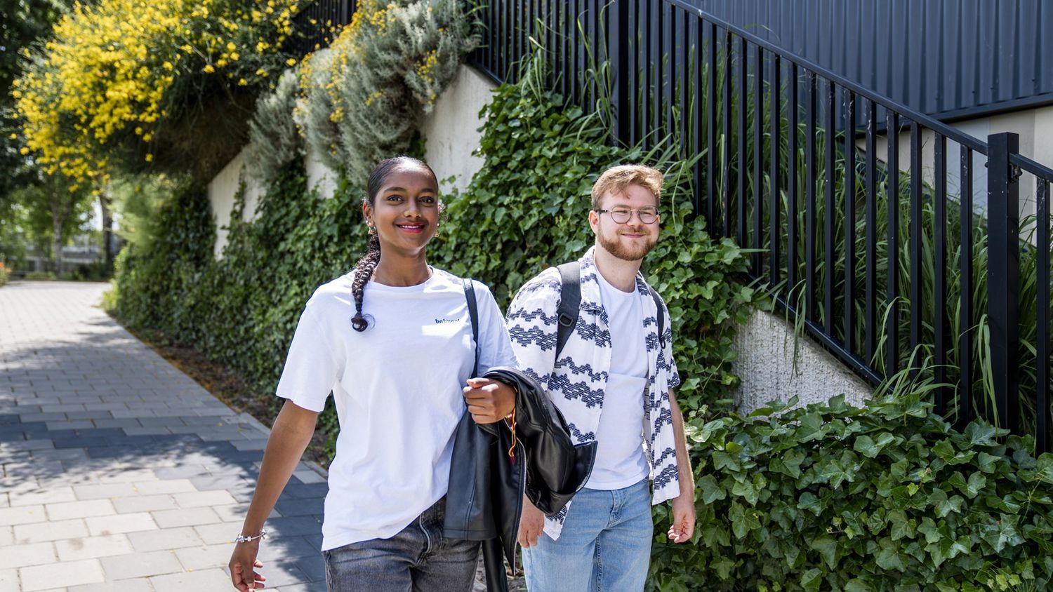 Meisje zittend op een bank voor kluisjes