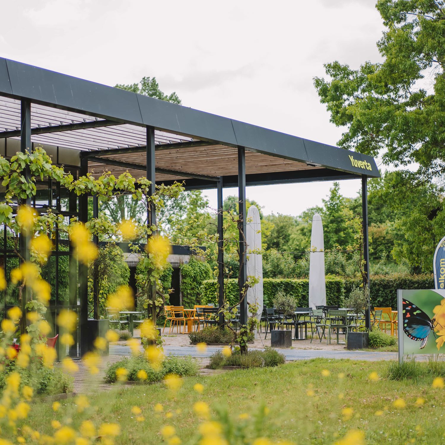 Meisje zittend op een bank voor kluisjes