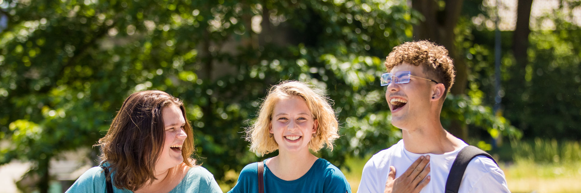 Drie lachende studenten