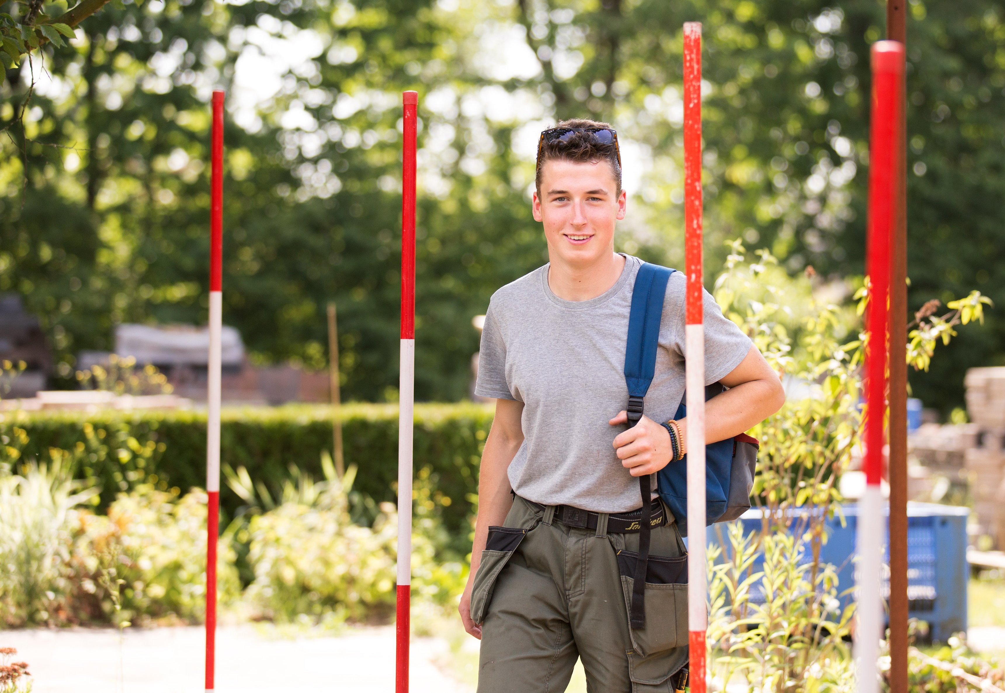 Docent leidt groep lachende studenten in klaslokaal