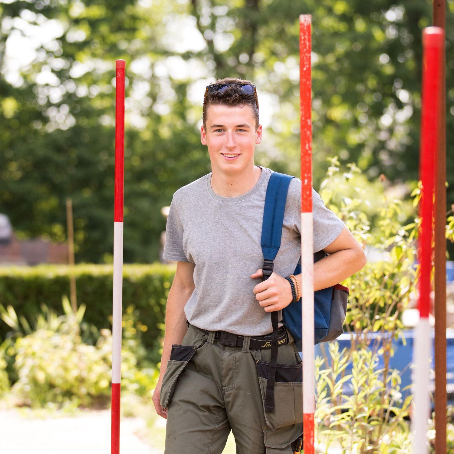 Docent leidt groep lachende studenten in klaslokaal