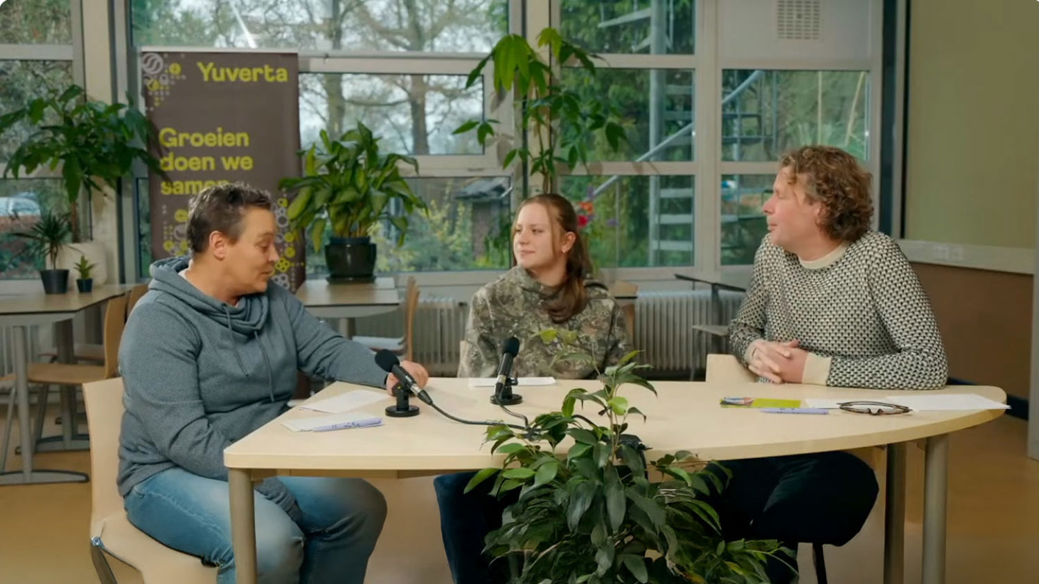 Meisje zittend op een bank voor kluisjes