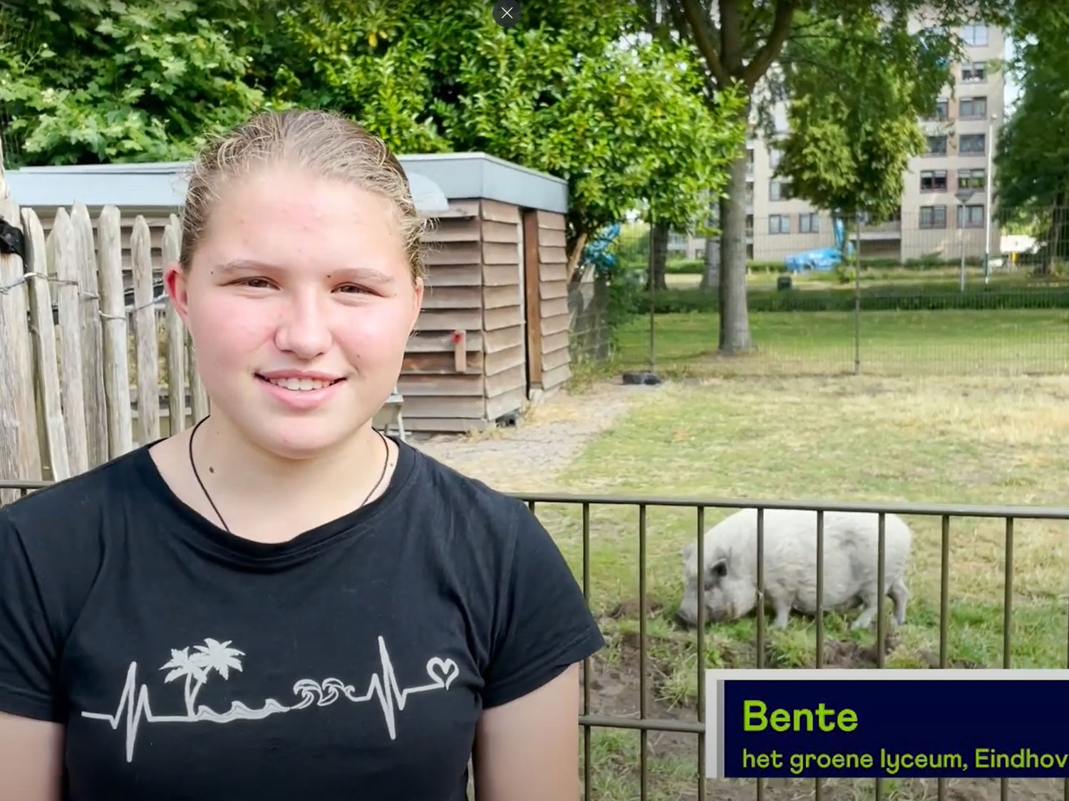 Leerling lachend voor een boekenkast